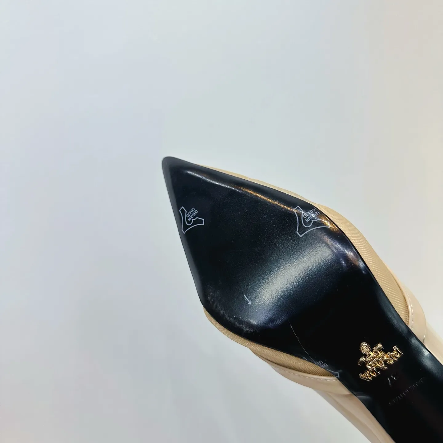 👟👟Ex-factory price 560👟👟 2025 SSS launches Prada’s latest long boots, sandals, thin heels, empty backs, thick heels series ————————🆚🆚🆚 💥PRADA's early spring T-stage catwalk show is the same style as "Dreams Never Sleep". Prada can use it on important occasions. The fresh style has a bit of nobility and is perfect on the feet. 💃💃 Wear this shoe with it. It is elegant and crystal clear, regardless of various accessories. The materials are all exclusively customized one-to-one and must be zero-distance from the original. The entire series is full of exciting and unexpected combinations of elements. The expression of different materials and textures of fabrics has a strong artistic flavor, allowing you to appreciate the ever-changing style of Prada girls. 1⃣ Upper: Made of open-edge bead➕mesh 2⃣ Lining: imported sheepskin 3⃣ Outsole: Italian original genuine leather outsole Heel height 7.5 4⃣🔺Original labeling feet, stock code number 35M-39M (40 41 42 customized, non-returnable and non-exchangeable).
